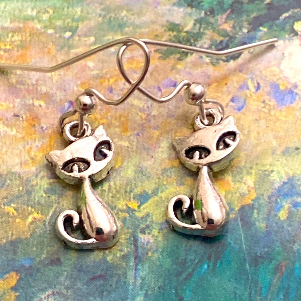 5/$10❤️❤️❤️NEW TIBETAN SILVER SCARY CAT DANGLING EARRINGS BY Alyce Rancour